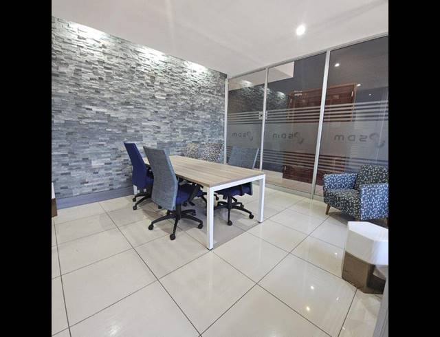 1,371M² BUILDING TO LET IN DIE HOEWES